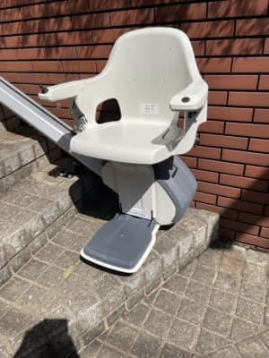 階段昇降機　屋外直線タイプ