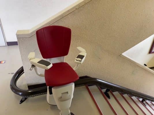 階段昇降機　学校　設置