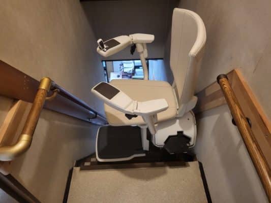 階段昇降機 直線型上階自動回転タイプ