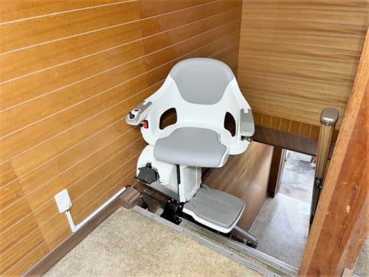 いす式階段昇降機、ステアリフト、階段、福祉用具