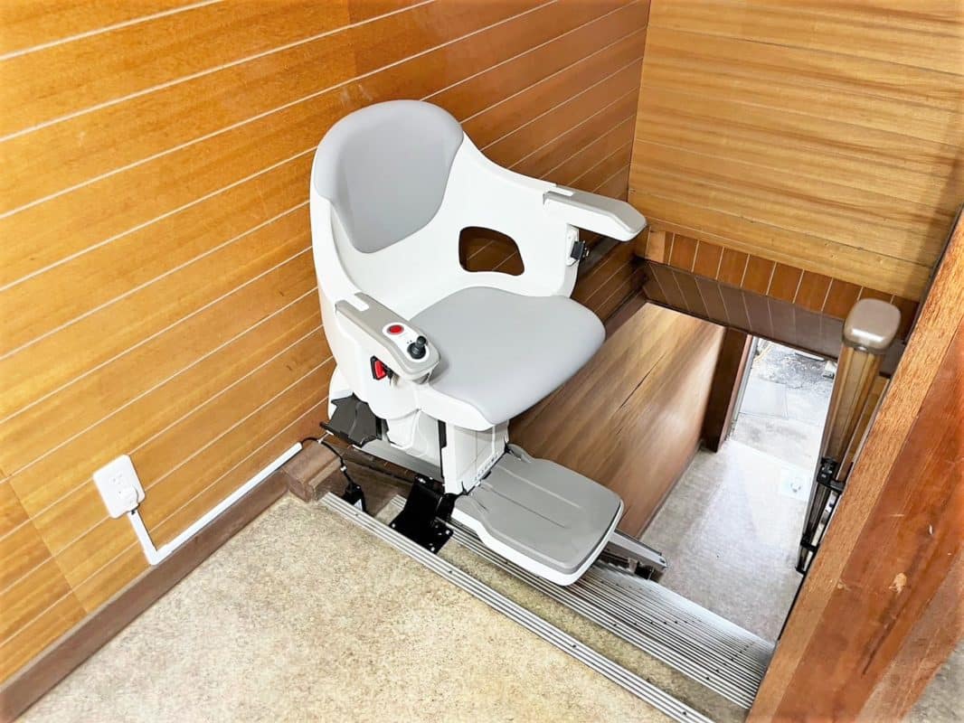いす式階段昇降機、ステアリフト、階段、福祉用具