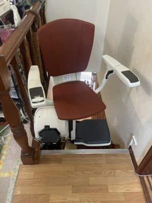 階段昇降機　上階自動回転