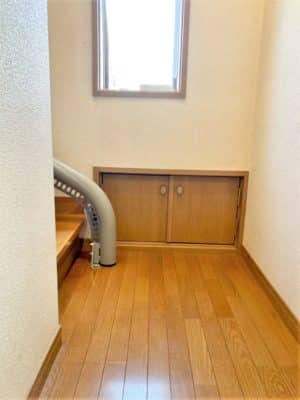 階段昇降機、曲線型、屋内用、福祉用具。
曲りの階段、L字階段、コの字階段、折り返し階段に設置できる昇降機。