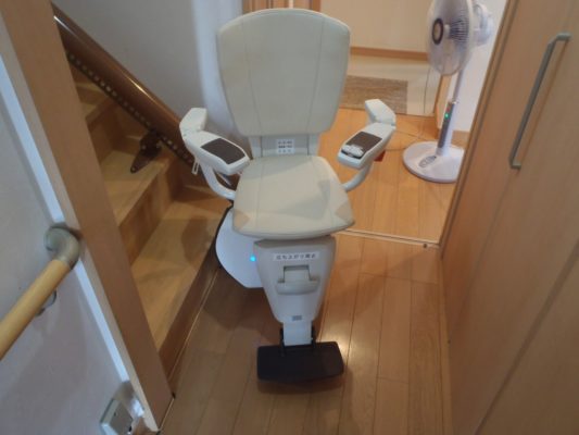 階段昇降機（下階）