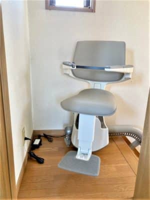 階段昇降機、曲線型、屋内用、福祉用具。
曲りの階段、L字階段、コの字階段、折り返し階段に設置できる昇降機。