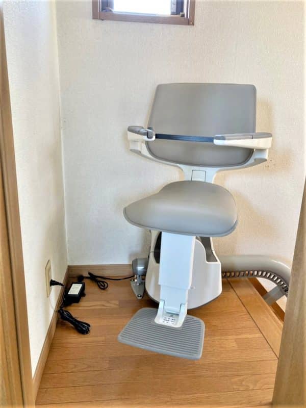 階段昇降機、曲線型、屋内用、福祉用具。 曲りの階段、L字階段、コの字階段、折り返し階段に設置できる昇降機。