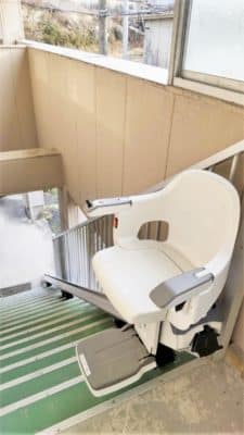 いす式階段昇降機、直線型、屋外用、福祉用具 外の階段に設置できる防水加工された昇降機。