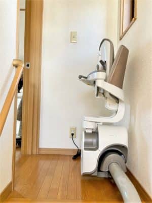 階段昇降機、曲線型、屋内用、福祉用具。
曲りの階段、L字階段、コの字階段、折り返し階段に設置できる昇降機。