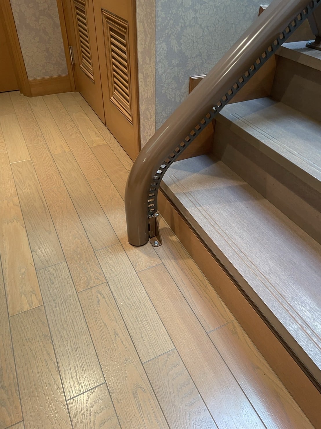 階段昇降機　屋内曲線型　S200レール