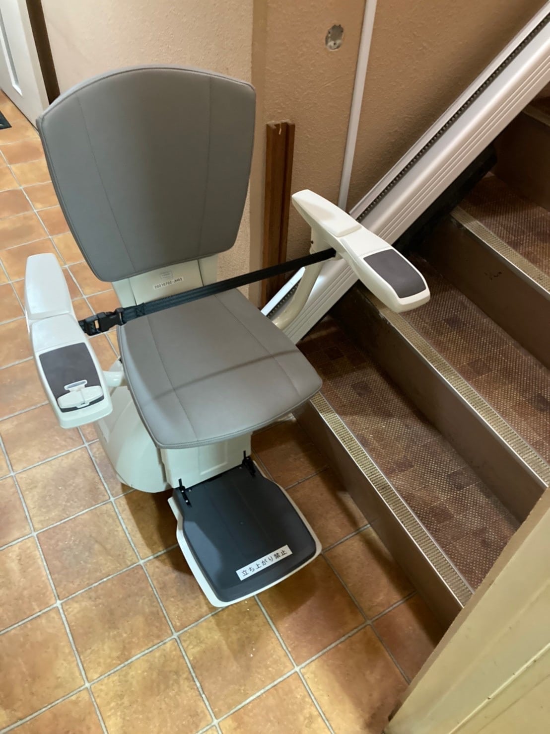 階段昇降機　折畳レール　屋内直線型