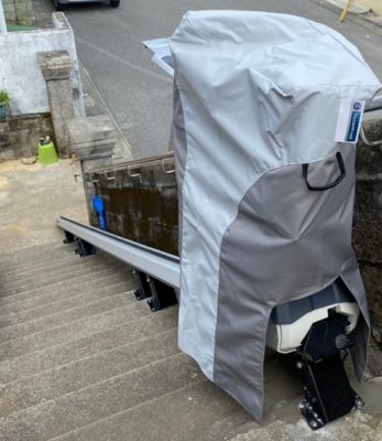 カバーを付けた階段昇降機