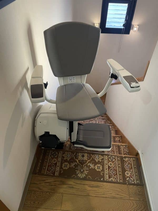 階段昇降機　上階自動回転　ジョイス