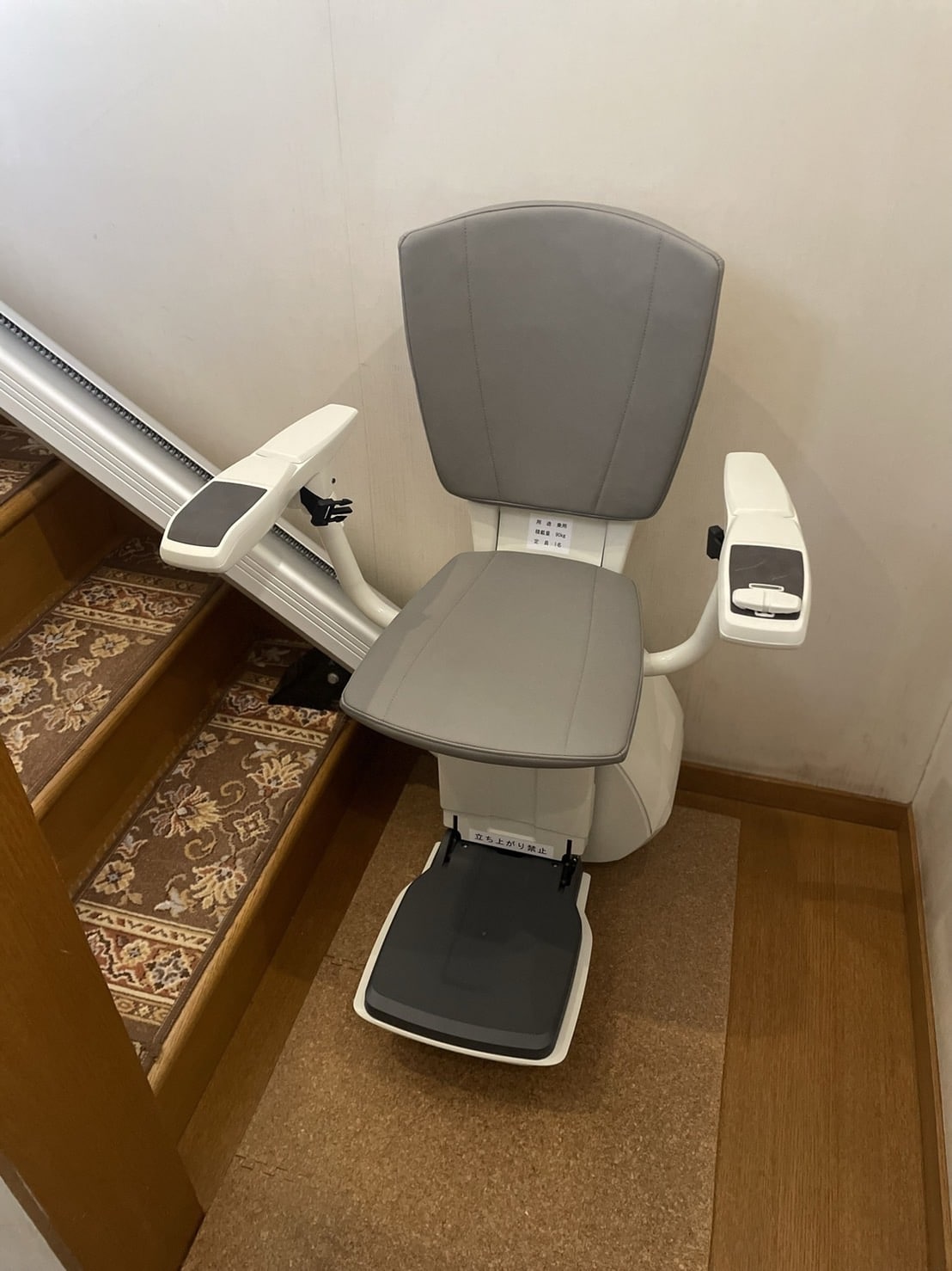 階段昇降機　上階自動回転　ジョイス