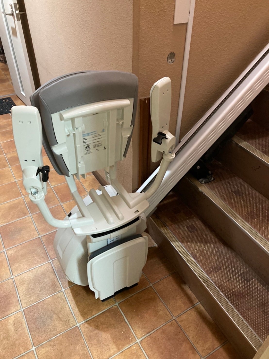 階段昇降機　折畳レール　屋内直線型