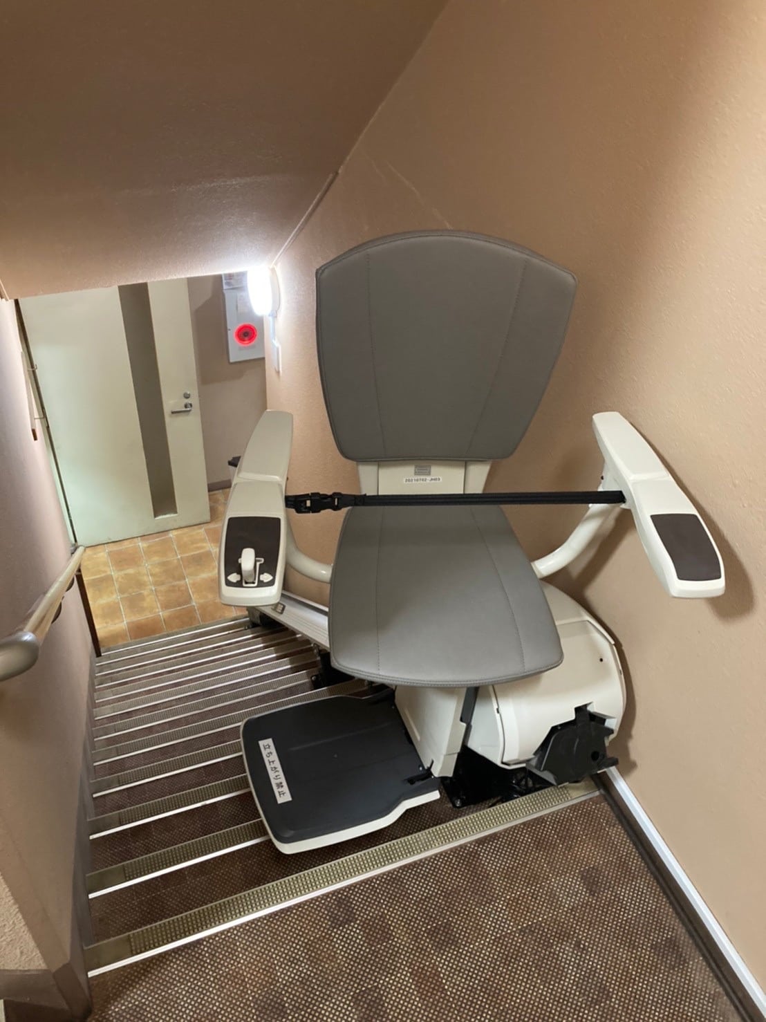 階段昇降機　折畳レール　屋内直線型