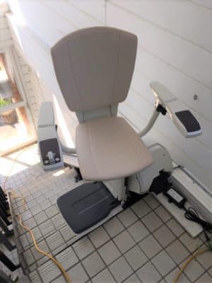 いす式階段昇降機、階段リフト、階段、福祉用具、自動回転