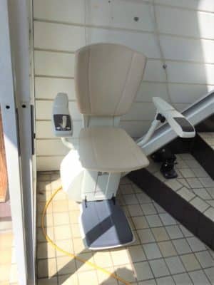 いす式階段昇降機、階段リフト、階段、福祉用具、自動回転