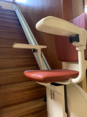 階段昇降機 直線型　上階自動回転タイプ